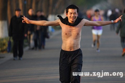 梦见光着上身