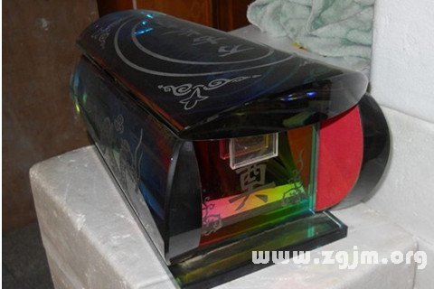 梦见黑色棺材