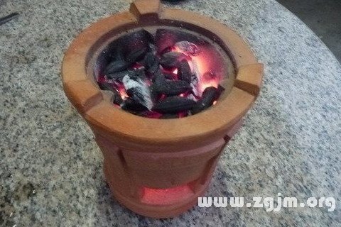 梦见燃烧着的焦炭炉,预示某项事业失败了,你却因此意外地得到好运.