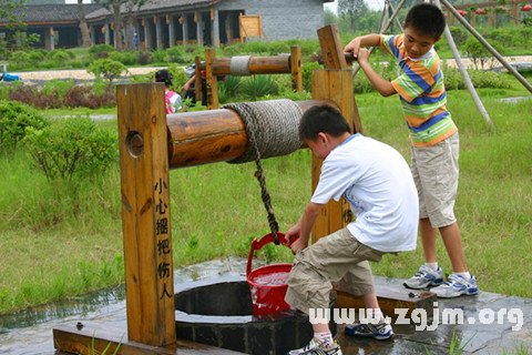 梦见打水