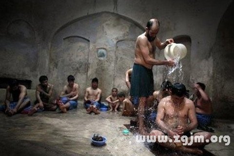 梦见在公共浴室洗澡
