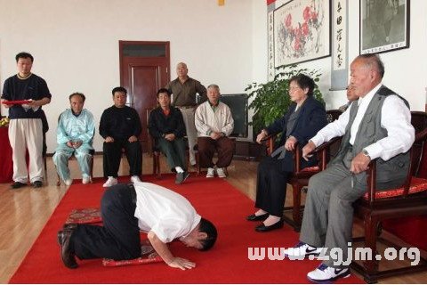 梦见自己给别人磕头