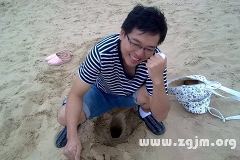 梦见自己拉屎