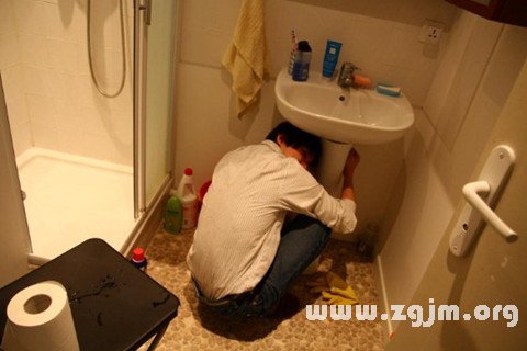 梦见修厕所