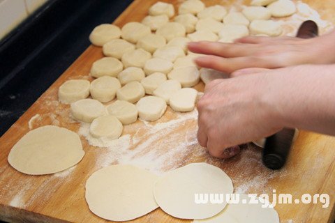 梦见擀饺子皮