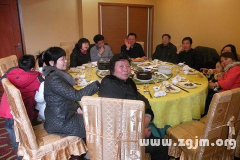 梦见在家里与家人一起用餐