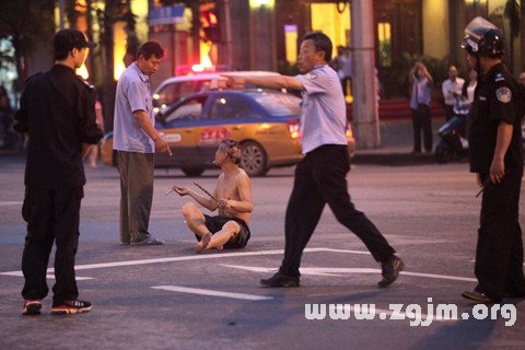 梦见被神经病追