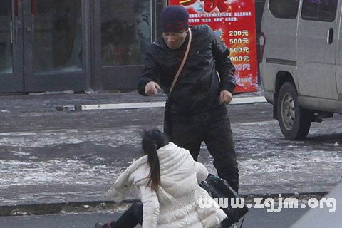 梦见打女人