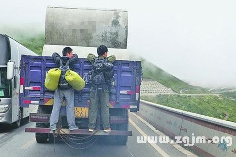 梦见搭错车