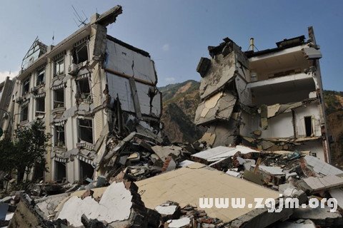 梦见地震自家房子倒了