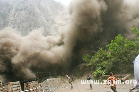 梦见山崩