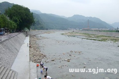 梦见防洪堤
