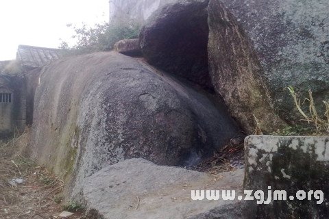 梦见大石阻路