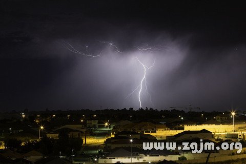 梦见雷霆 雷震