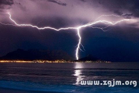 梦见雷电不断产生